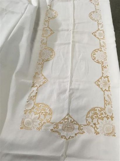 null Service de table, nappe et douze serviettes, broderies et dentelle, vers 1930,...