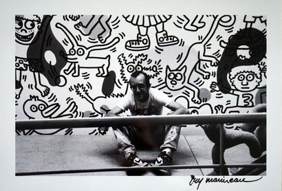  Keith Haring 
Print on silver paper, size 30 x 44 cm, signed and numbered 4/25
Author's... Gazette Drouot