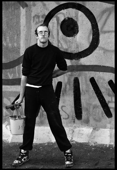  Keith Haring 
Print on silver paper mounted on aluminum, size 71 x 49 cm. Signed... Gazette Drouot