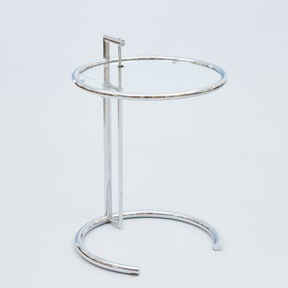 Beistelltisch im Eileen Gray Stil Table d'appoint dans le style Eileen Gray.
Acier... Gazette Drouot