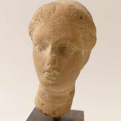  Archéologie. Art gréco-romain. Tête votive de femme au chignon. Terre cuite. H.... Gazette Drouot