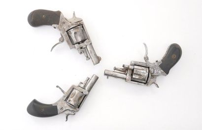 null LOT DE TROIS REVOLVERS comprenant: - un revolver (15cm) marqué «Manufacture...