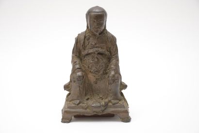 null SUJET en bronze de patine brune représentant une divinité du Tao assise. Socle...