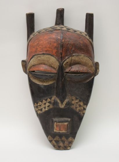 null Masque Africain en bois polychrome. XXème siècle. H 46 cm