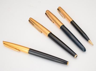 null STYLO WATERMAN A PLUME OR (18K) (usures) On y joint trois stylos PARKER laqué...