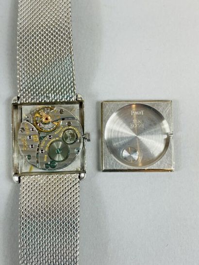 null PIAGET


Montre bracelet en or gris (750).


Boîtier rectangulaire, cadran à...