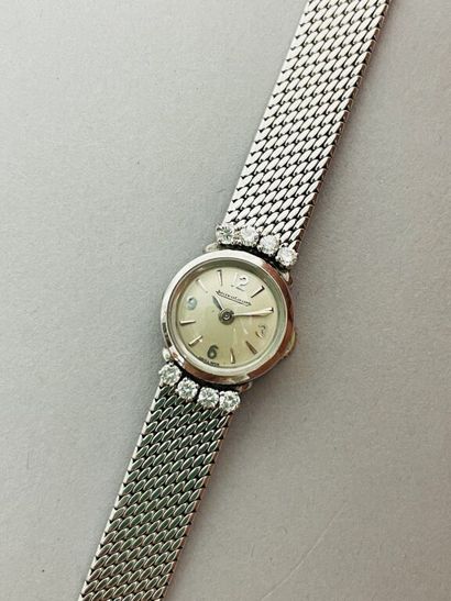 null JAEGER-LeCOULTRE


Montre bracelet de dame en or gris (750).


Cadran circulaire...