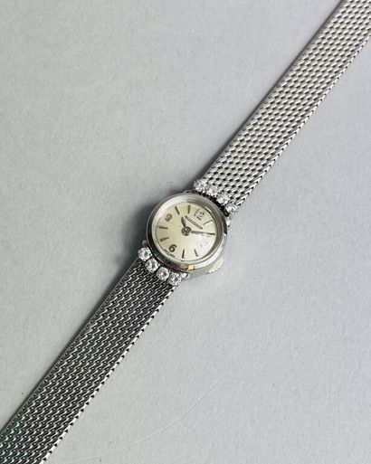 null JAEGER-LeCOULTRE


Montre bracelet de dame en or gris (750).


Cadran circulaire...