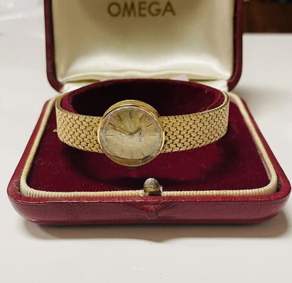 null OMEGA


Montre bracelet de dame en or jaune (750).


Boîtier circulaire, cadran...