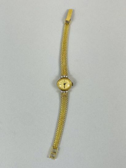 null DOLMA


Montre bracelet de dame en or jaune (750).


Boîtier ovale décoré de...