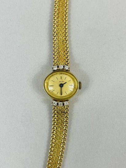 null DOLMA


Montre bracelet de dame en or jaune (750).


Boîtier ovale décoré de...
