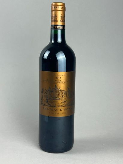 null MARGAUX 
Château D'Issan, 2011.
Grand Cru Classé.
1 bouteille.
Niveau goulot.
Infimes...