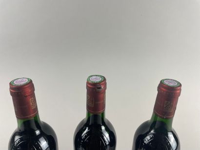 null MARGAUX 
Château Dauzac Margaux, 1986.
3 bouteilles.
Niveau bas goulot (1) et...