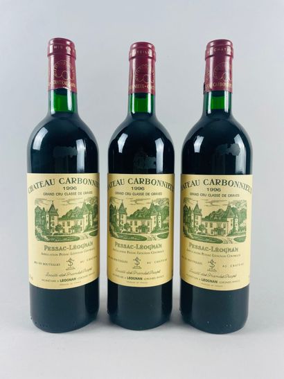 null GRAVES-PESSAC
Château Carbonnieux, 1996.
3 bouteilles.
Niveaux bas goulot.
Usures...