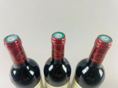 null GRAVES-PESSAC
Château Carbonnieux, 2000.
3 bouteilles.
Niveaux goulot.
Légères...