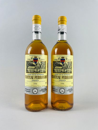 null GRAVES-PESSAC
Château Ferrande, 1996.
2 bouteilles, vin blanc.
Niveaux bas goulot.
Légères...