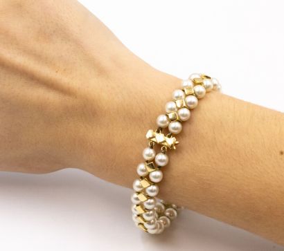 null Bracelet en or jaune (750) composé de deux rangs de perles de culture.
Fermoir...