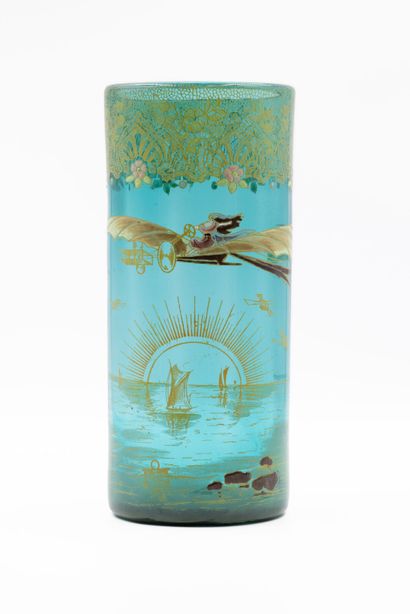 null LEGRAS
Vase rouleau en verre teinté turquoise à décor stylisé peint à l'or et...