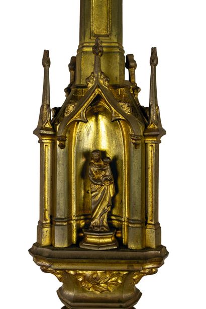 null Pique-cierge en laiton doré « à la cathédrale », en forme de pinacle, à décor...