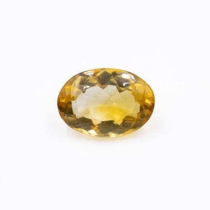null Citrine taille ovale.
Poids : 14,3 carats.
Dim. : 20 x 15 mm.