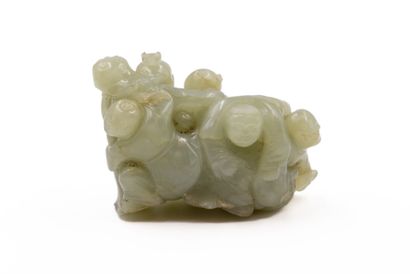 null CHINE, XXe siècle
Groupe en jade céladon pâle, légèrement veiné, représentant...
