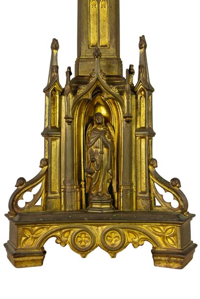 null Pique-cierge en laiton doré « à la cathédrale », en forme de pinacle, à décor...