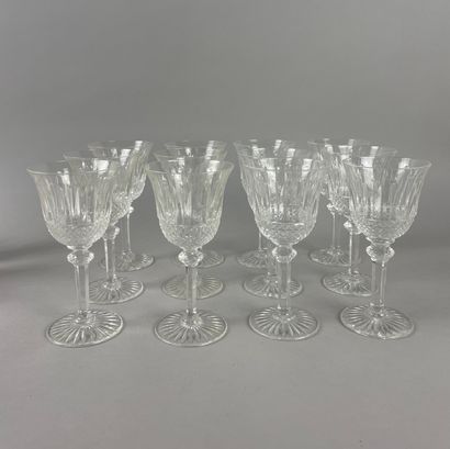 null SAINT-LOUIS, Tommy
Cut crystal lot including : 
- 23 champagne flutes.
- 12...