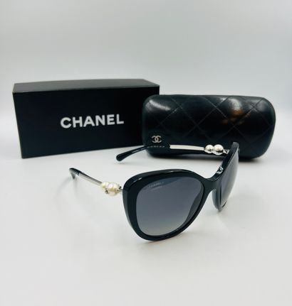 null CHANEL
Pair of black sunglasses, temples adorned with fancy pearls, polarized...