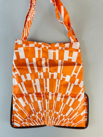 null HERMES Paris
Silky pop" tote bag in orange printed silk, concealed in a brown...