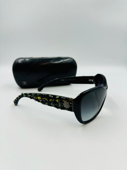 null CHANEL
Pair of black sunglasses, temples decorated with camouflage tweed motifs.
With...