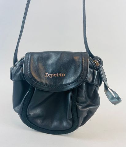 null REPETTO
17 cm black leather bag, zipper closure and magnetic flap, shoulder...