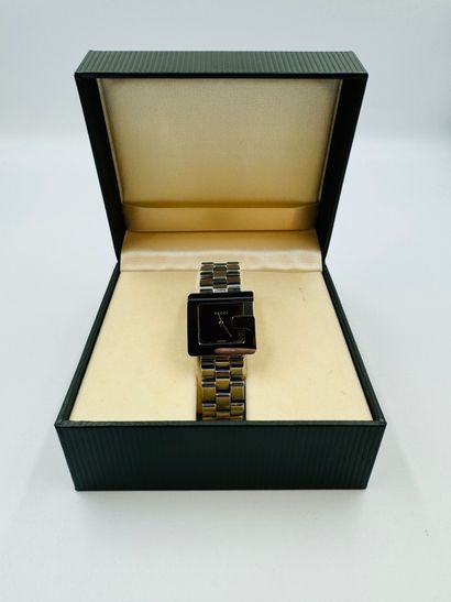 null GUCCI, model G
Ladies' wristwatch in steel.
Quartz movement.
Signed double folding...
