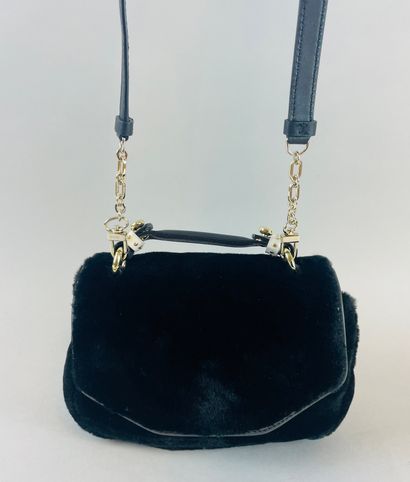 null MAJE
22 cm handbag in black synthetic fur, magnetic flap closure, black leather...