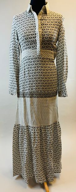 null MAJE
Strong lot including: 
- A polyester, cotton and black silk dress. Size...