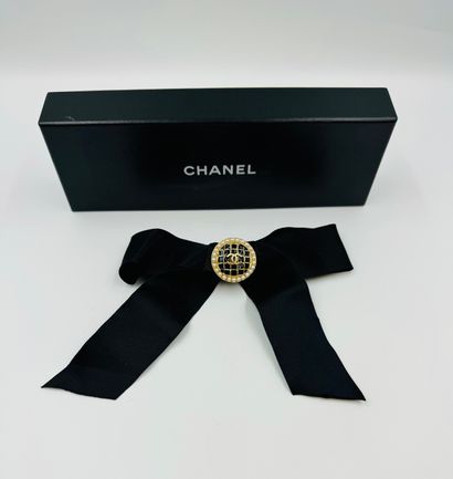 null CHANEL
Barrette composed of a black fabric ribbon decorated with a circular...