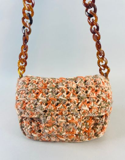 null CALARENA
26 cm polychrome woven shoulder bag, flap and snap closure, amber composition...