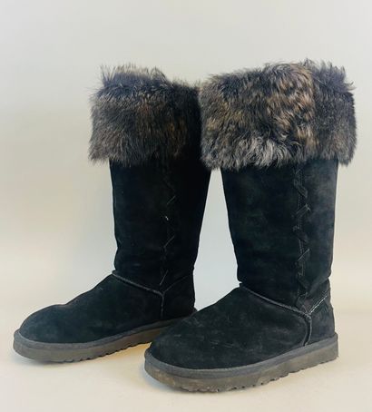 null UGC
Pair of black suede and synthetic fur boots.
Size 38.
Good condition.