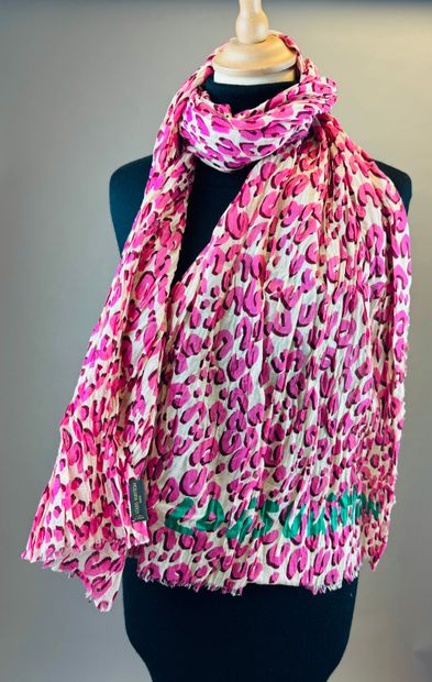 null LOUIS VUITTON
Pink leopard print cotton scarf.
Length : 190 cm.