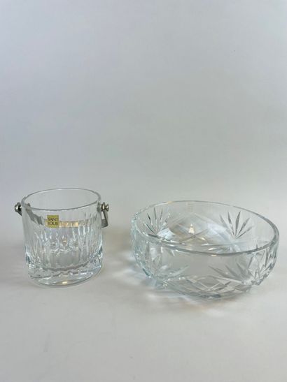 null SAINT-LOUIS
Cut crystal set, marked under the base, including : 
- 1 pitcher.
H....
