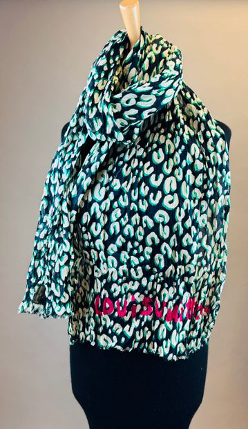 null LOUIS VUITTON
Green leopard print cotton scarf.
Length : 185 cm.