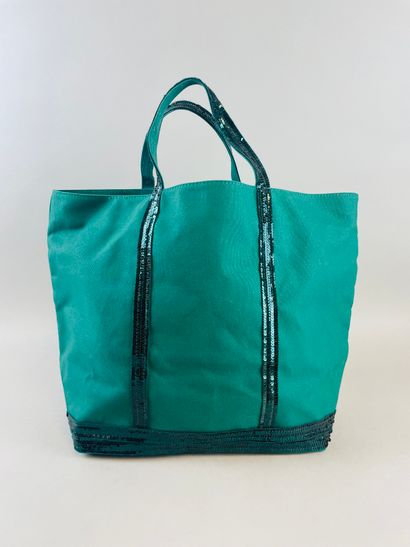 null VANESSA BRUNO, Le Cabas
33 cm bag in green fabric and sequins, double handle.
Excellent...