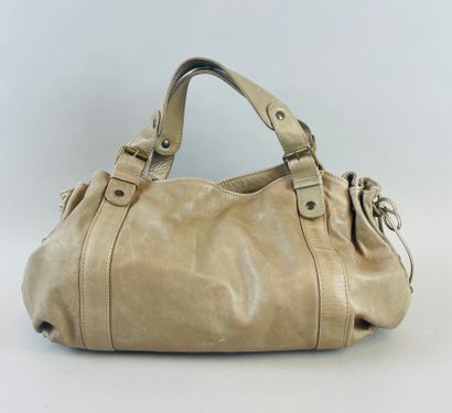 null GERARD DAREL
38 cm grey leather handbag, double handle, snap closure and straps.
Slight...