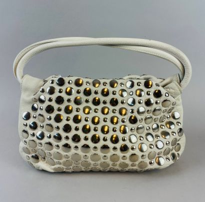 null SONIA RYKIEL
24 cm white studded leather handbag, magnetic closure, double handle.
Slight...