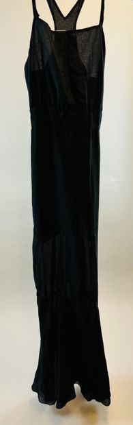 null MAJE
Strong lot including: 
- A polyester, cotton and black silk dress. Size...