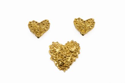 null CHRISTIAN LACROIX
Heart-shaped gilt metal brooch and ear clips.
Signed.
H. brooch...