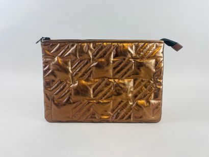 null MAJE
32 cm copper-colored leather clutch bag with zipper closure.
Very good...