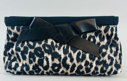 null PAULE KA
26 cm leopard print canvas clutch bag.
Excellent condition.
With d...