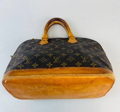 null LOUIS-VUITTON, Alma
32 cm monogram canvas and brown leather handbag, zippered...