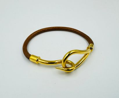 null HERMES Paris
Jumbo" bracelet in gilt metal and brown leather.
Signed.
Length:...