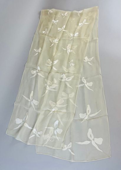 null CHRISTIAN DIOR
Stole in cream-colored silk chiffon decorated with flowers.
Size:...